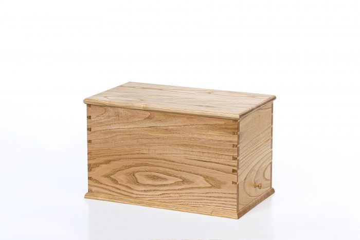 baúl pequeño de madera castaño y fresno